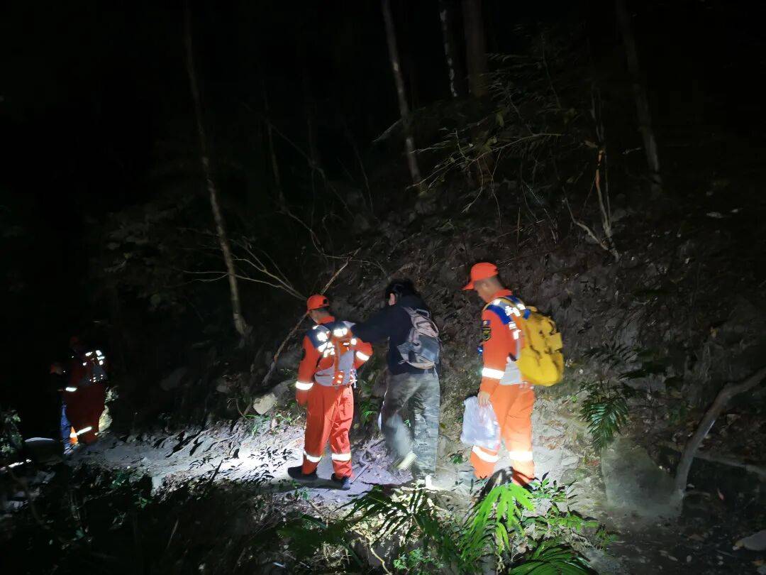 皇冠信用网需要押金吗_广东两女子体力不支皇冠信用网需要押金吗,被驴友抛弃荒野,遭遇惊魂一夜