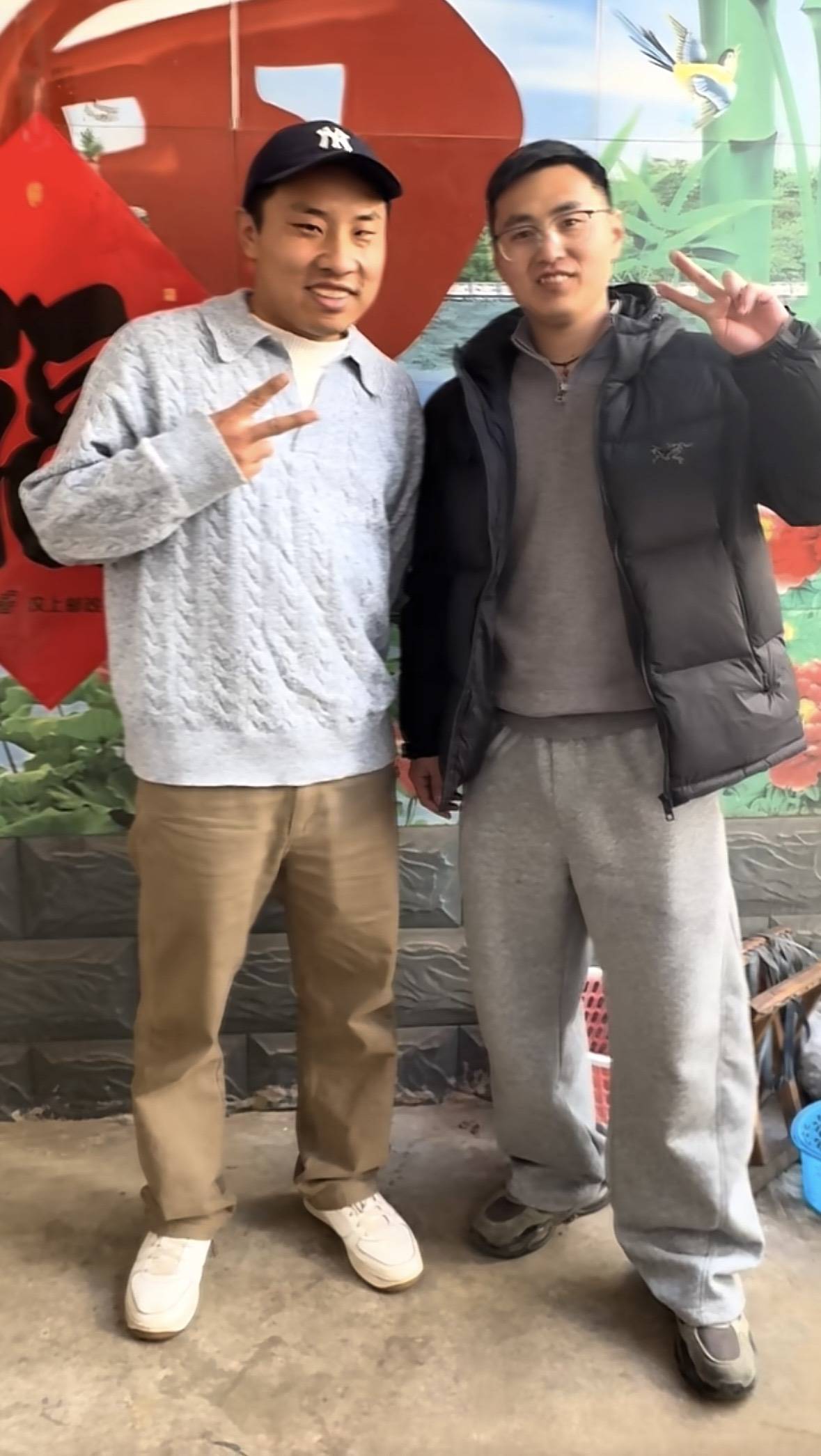 皇冠网
_脱口秀演员徐志胜回济宁老家过年皇冠网
,家门口成“打卡点”,热情配合拍照签名,乡邻:像亲戚一样毫无架子