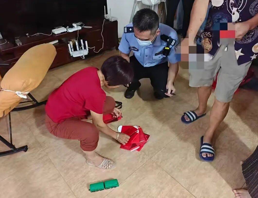 皇冠信用网会员申请_福建一对新人婚宴刚办完皇冠信用网会员申请，5万元礼金“不翼而飞”，民警满屋翻遍后全额找回，竟是新郎忘记已将钱藏至一隐蔽位置