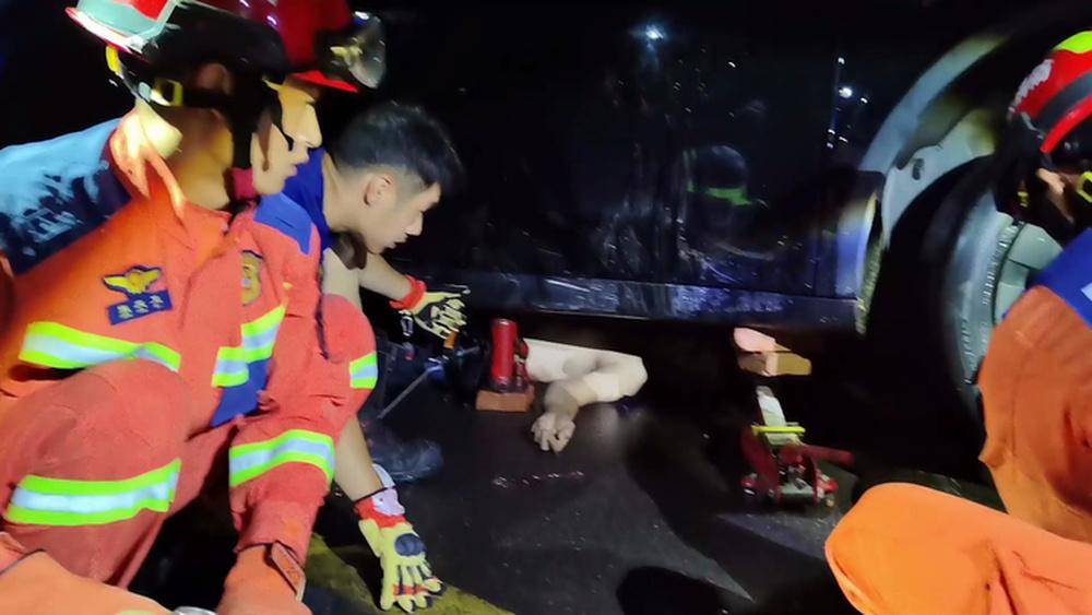 电竞足球网址_济南：突发！醉酒男子意外被卷入车底电竞足球网址，多人伸援手
