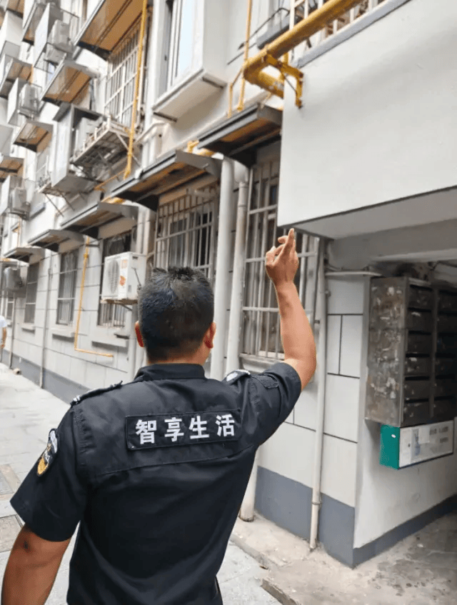 皇冠足球管理平台出租_浙江一男子刚上班皇冠足球管理平台出租，捡到3张纸条，打开还有自己名字：我已20小时，没有进食进水，帮我，求你了……