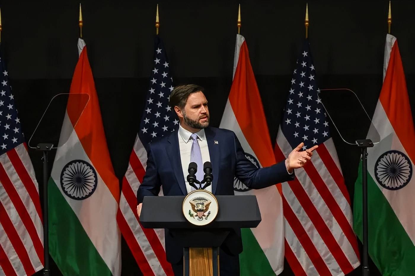 皇冠信用网出租足球_印度航母行踪曝光！180度掉头返航皇冠信用网出租足球，这是在躲巴基斯坦的导弹吗？