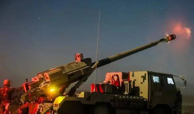 正版皇冠信用网开户_地面战斗爆发正版皇冠信用网开户，国产VT-4坦克迎来首战：SH-15卡车炮全线碾压印军