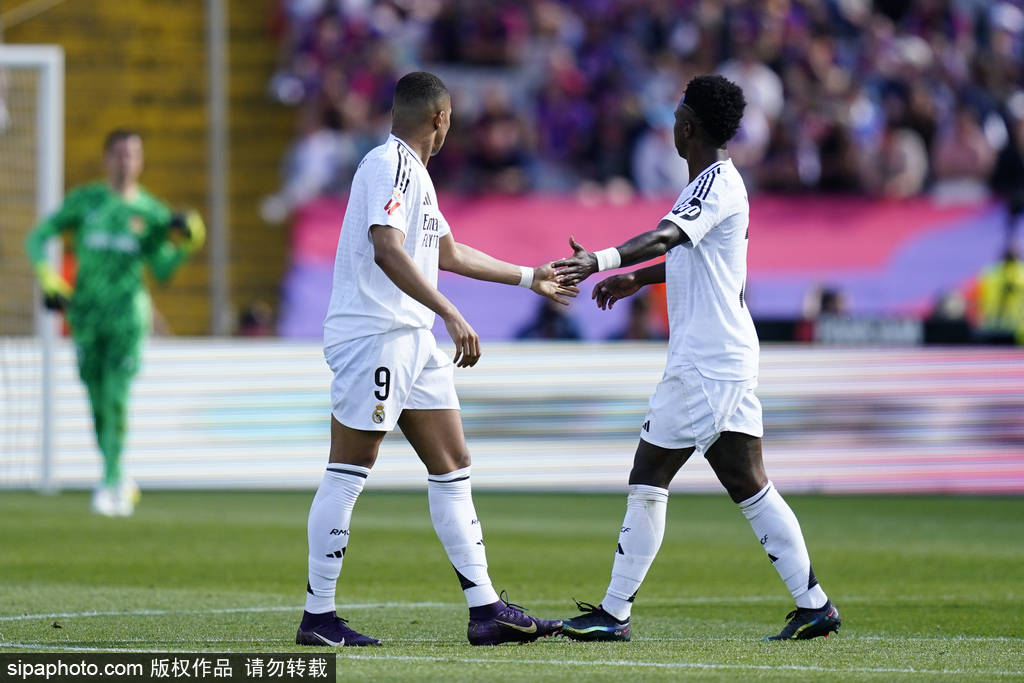 正版皇冠信用网开户_赛季四杀正版皇冠信用网开户！西甲-姆巴佩戴帽拉菲2球 巴萨4-3皇马7分领跑