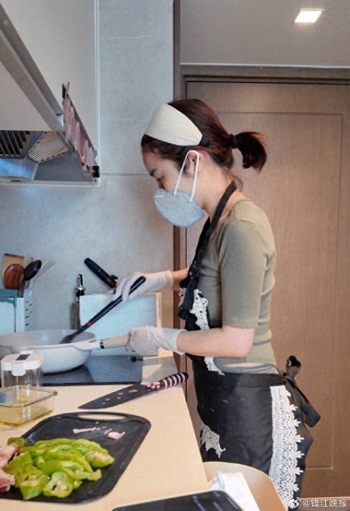 皇冠信用网登2_女子称穿瑜伽服上门做饭不是为流量：健身服是日常穿搭