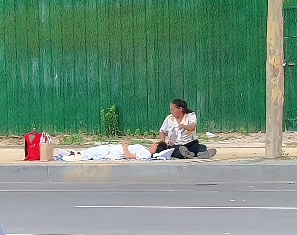 皇冠信用网在线开户_菏泽一高考考生午休躺在路边休息皇冠信用网在线开户，家人在旁不停扇扇子感动网友 ，拍摄者：递了两瓶水