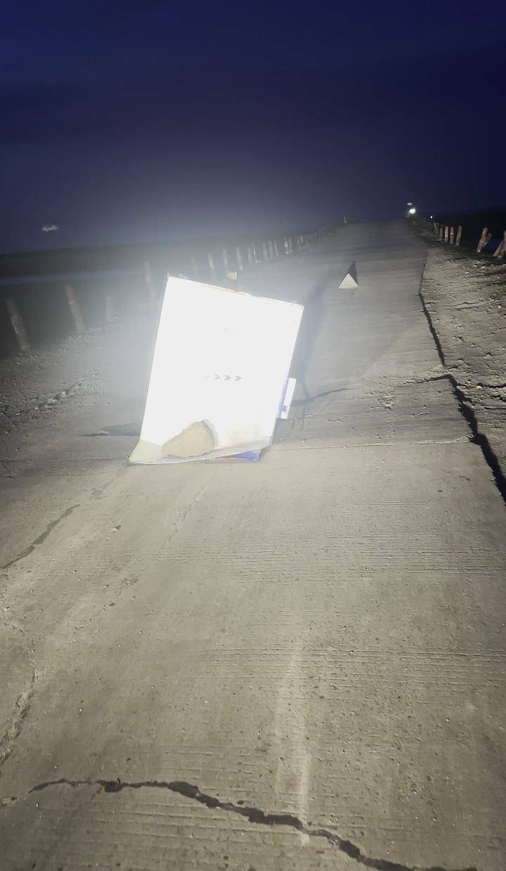 皇冠信用网_夜晚开车遇大坑皇冠信用网，内蒙古一对夫妻往返20余公里布置“警示牌”