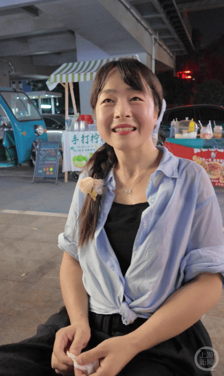 奥地利联赛 _失去双腿的她在夜市摆摊 成奥地利联赛 了夜市里的“团宠”