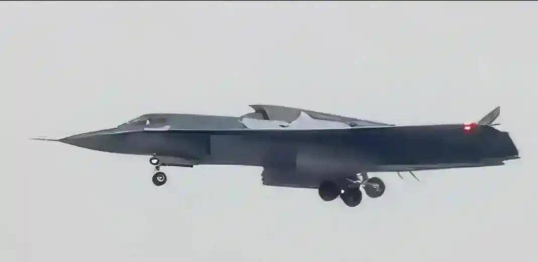 泰国乙组联赛_战斗机越造越庞大泰国乙组联赛，歼 - 45 超大个头造型前卫，恰似 “空中巨无霸”