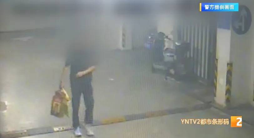 英格兰超级联赛_凌晨怪事！男子提着茅台袋子在车库英格兰超级联赛，翻垃圾桶竟为了.....