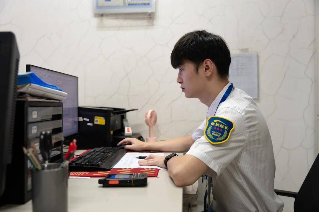 东北乐天金鹰队vs垮玉西武狮子队_一根牙签“抢”回25万元！一老年乘客手机被“黑”东北乐天金鹰队vs垮玉西武狮子队，地铁值班站长紧急取卡