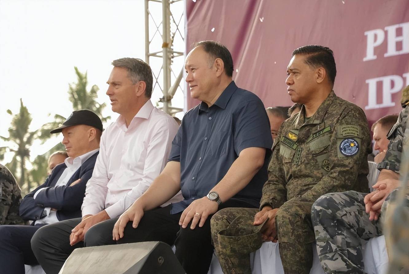 皇冠信用最新地址_中方果断出手！凌晨5点黄岩岛大捷皇冠信用最新地址，菲律宾十余艘船无端挑衅，被中国水炮喷射驱逐