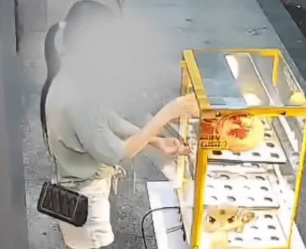 皇冠信用網开户_女子连续偷吃5个蛋挞转身就走皇冠信用網开户，网友吐槽：是有多饿