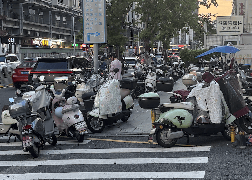 皇冠信用网押金多少_深圳一医院门口被指“举步维艰”皇冠信用网押金多少！整治后记者实探:仍很堵