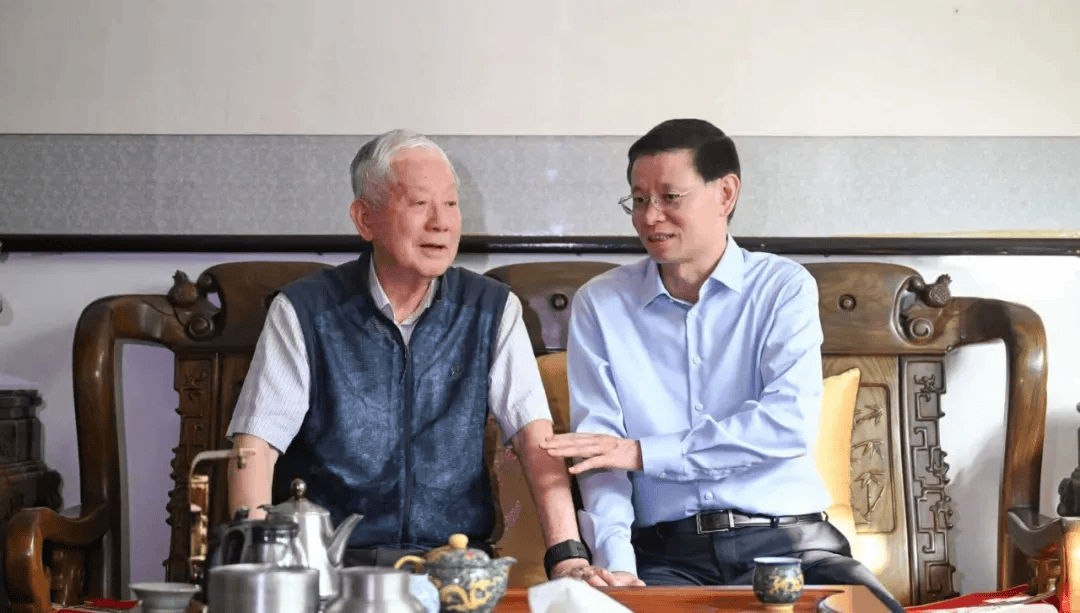 皇冠信用网开户_许昆林看望慰问正省级老同志