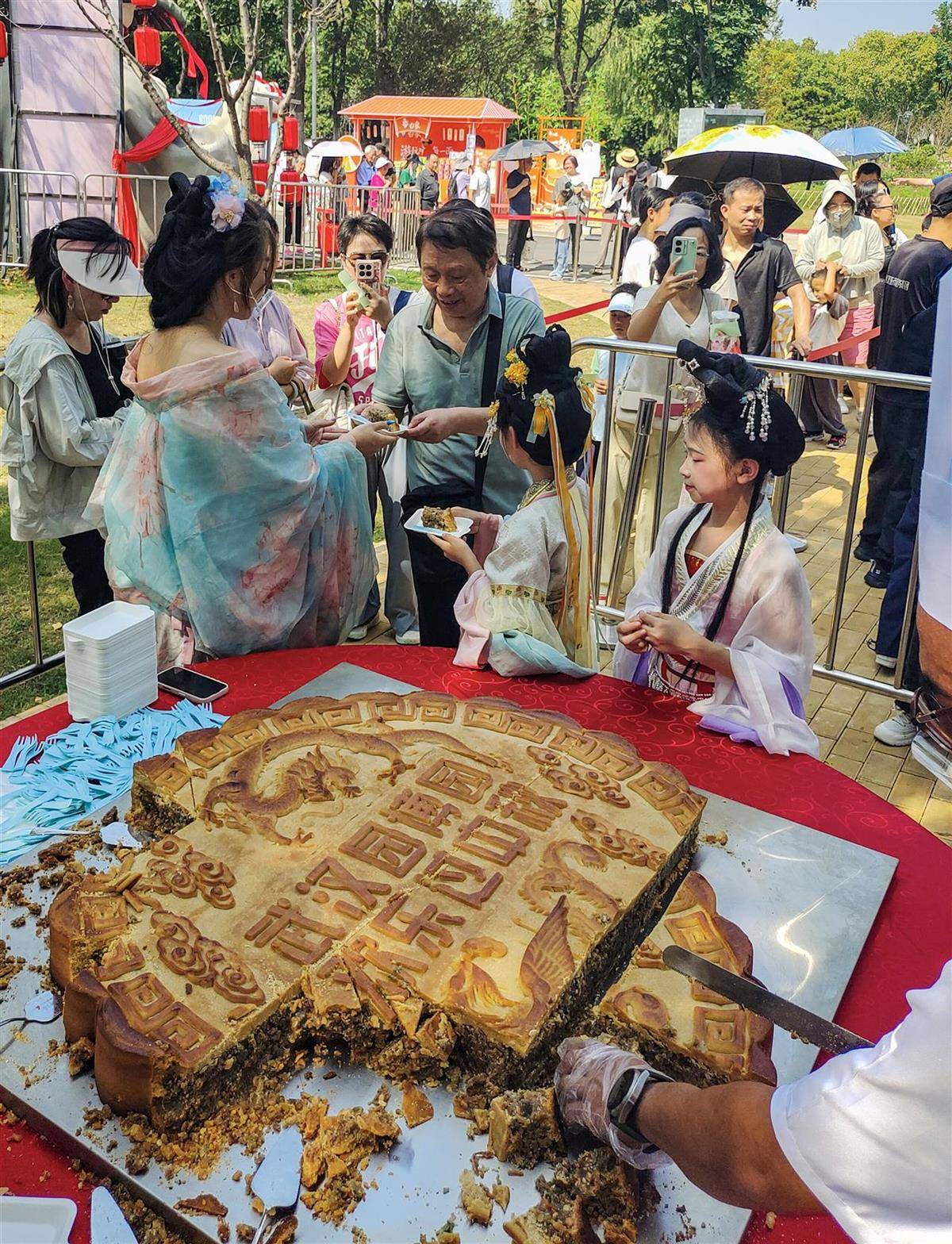 皇冠登3代理申请_重388斤皇冠登3代理申请！500人排队挑战超级大月饼