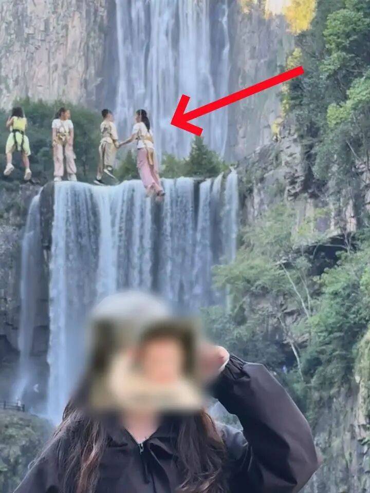 皇冠登一登二登三区别_女生瀑布前拍视频皇冠登一登二登三区别，空中突然飘来一排人