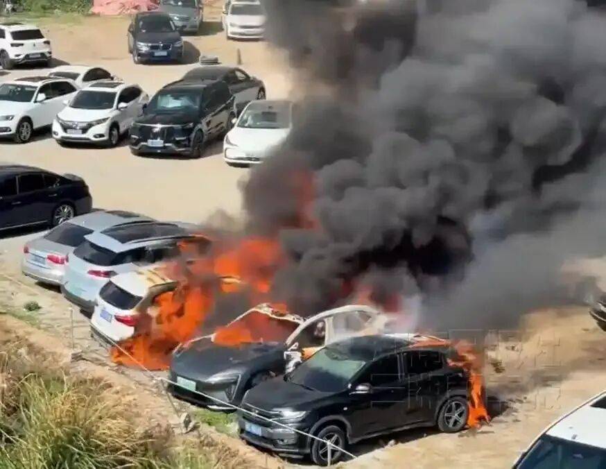 如何申请皇冠代理_一电车起火致8车烧毁如何申请皇冠代理，阿维塔发情况说明：排除动力电池、驱动电机、高压电控故障等导致起火