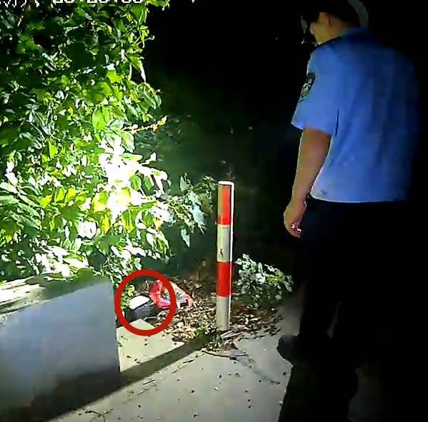 皇冠信用網在线注册_浙江一姑娘以奶茶为记号皇冠信用網在线注册，竟然在草丛里藏了11万现金！