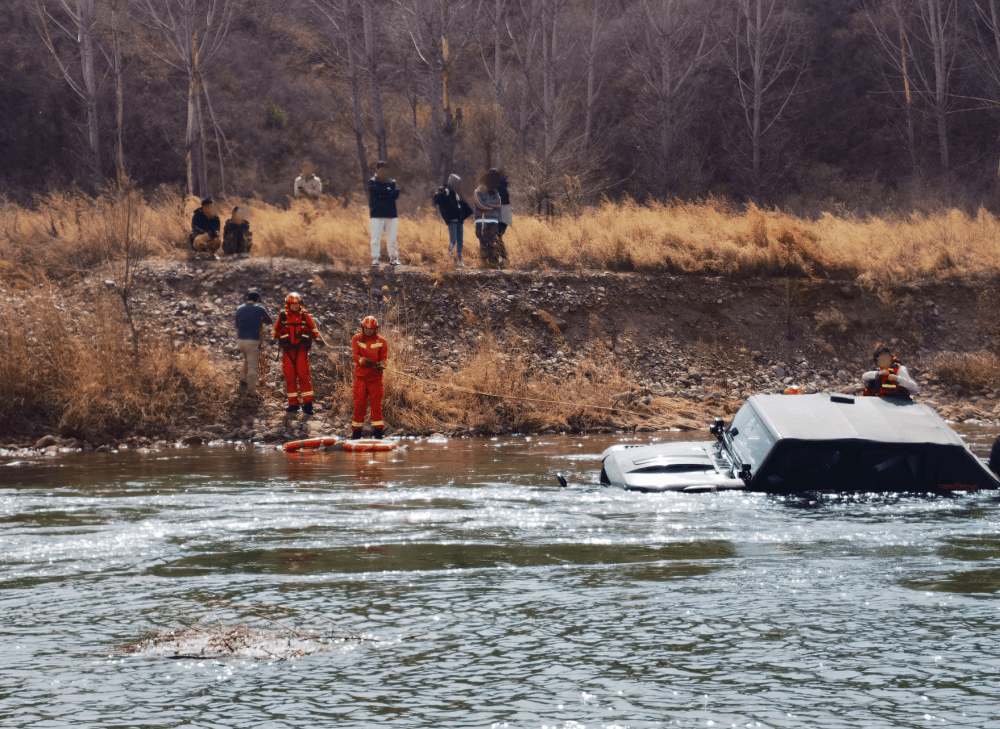 皇冠信用網在哪里注册_女儿被困坠河车内皇冠信用網在哪里注册，父亲借渔网撬门救女，关键时刻......