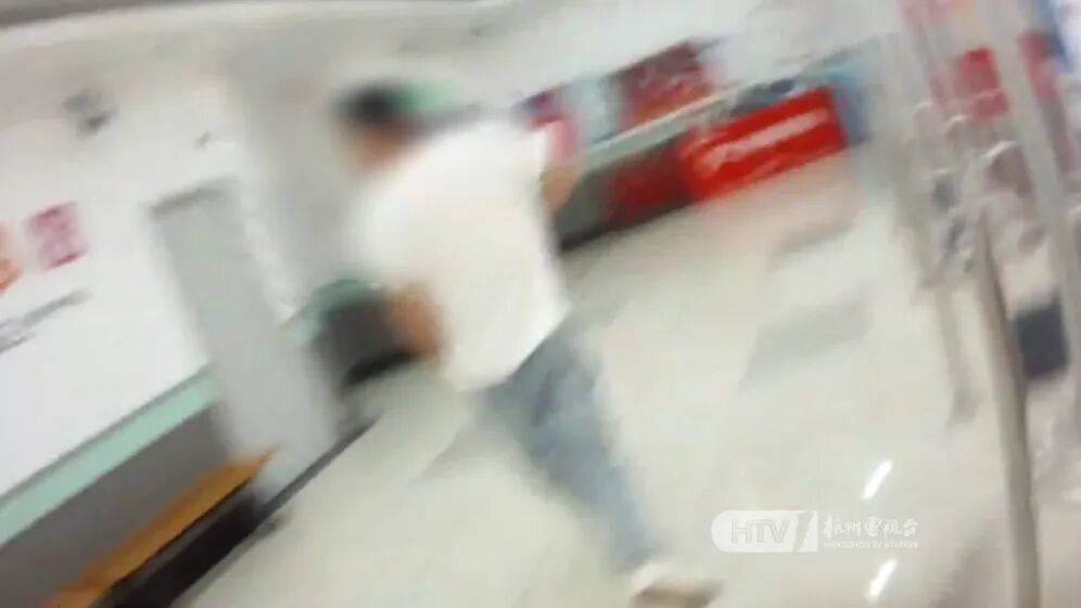 如何代理皇冠信用網_杭州男子为女友买10000元超市卡如何代理皇冠信用網，被民警狂追10分钟：“跑什么，是来保护你的！”