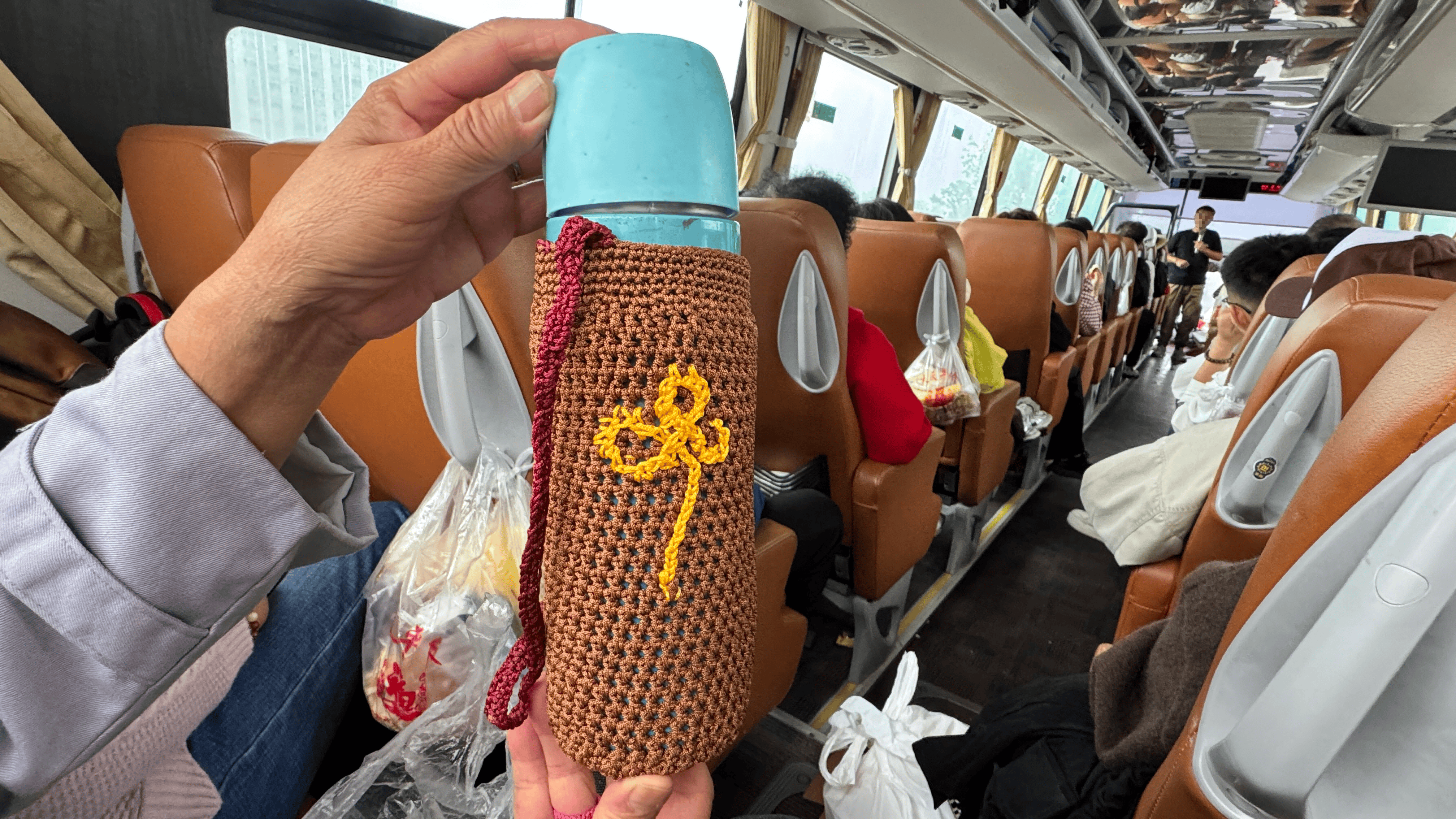 如何申请皇冠信用網_7小时“铁腚”大巴游老年团全纪录：不在家里做饭如何申请皇冠信用網，我出门就像打鸡血