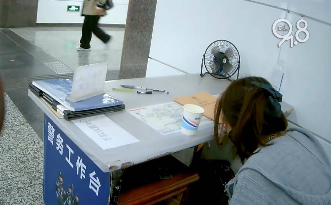 皇冠信用网怎么开户_杭州地铁内皇冠信用网怎么开户，女乘客突然崩溃大哭！紧接着……这一幕被拍下