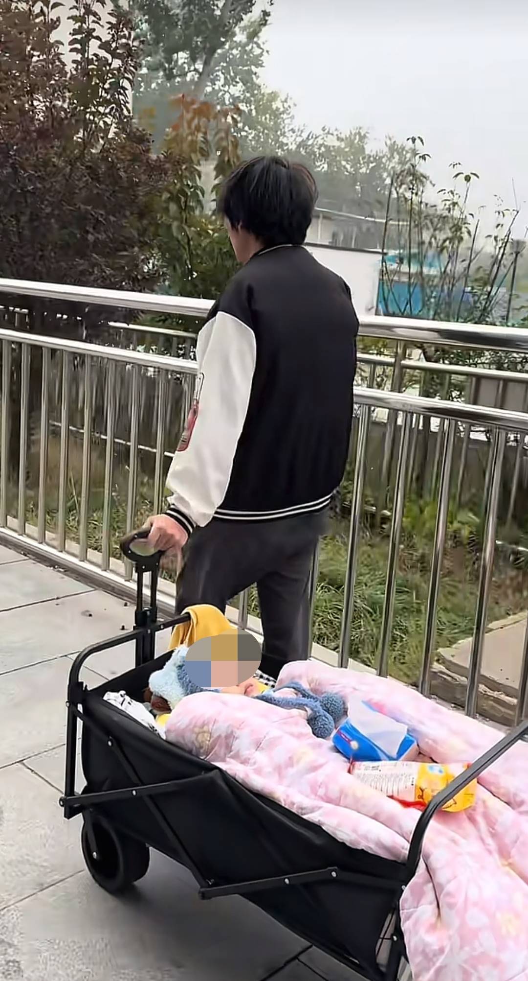 Hga030app_充气滑梯倾倒10人受伤Hga030app，包头2岁男童“睁眼性昏迷”已2个多月，当地披露事故原因