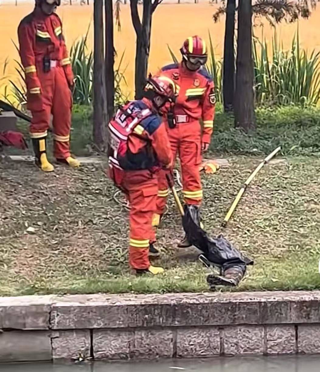 普雷斯顿 vs 斯旺西_上海一男子报警称发现“浮尸”！多部门“全副武装”赶来普雷斯顿 vs 斯旺西，结局反转：捞起一双长筒雨鞋