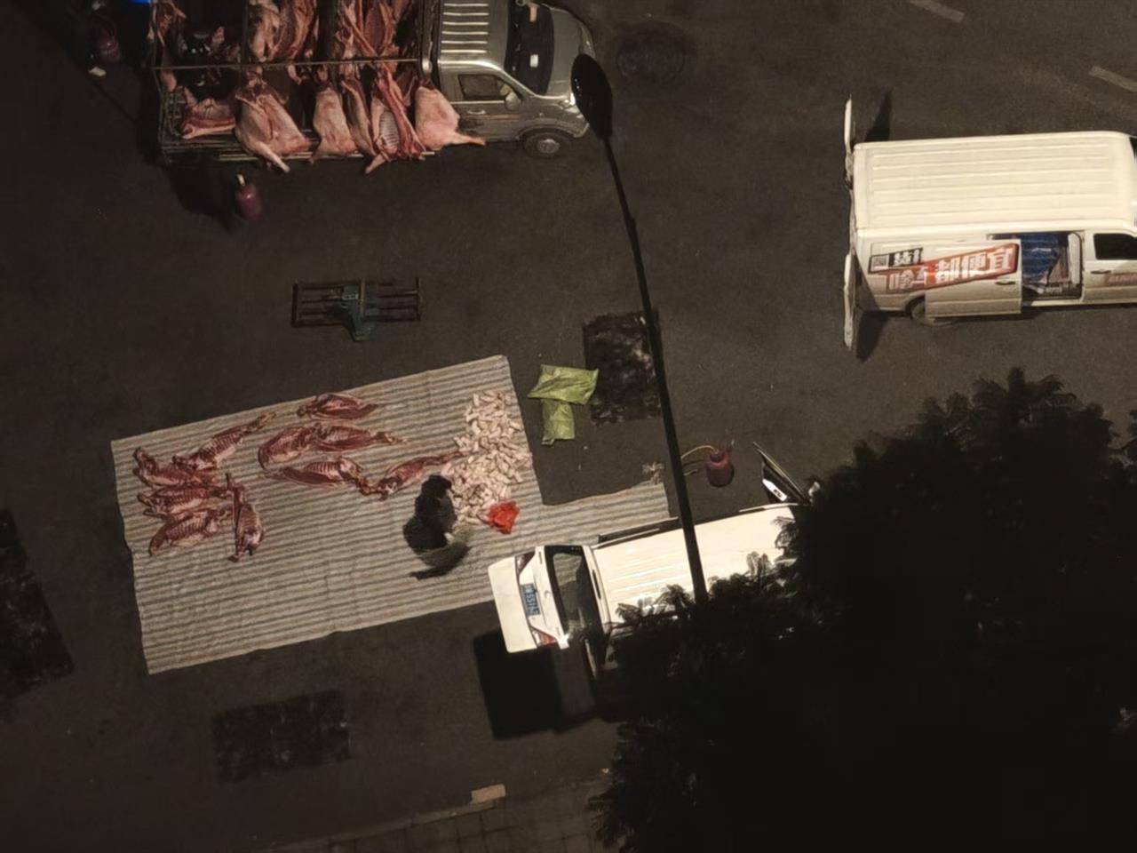 皇冠信用網在线申请_成都街头凌晨惊现“流动猪肉摊”皇冠信用網在线申请，一群人在路边地上剁猪肉为摊贩供货，当地回应