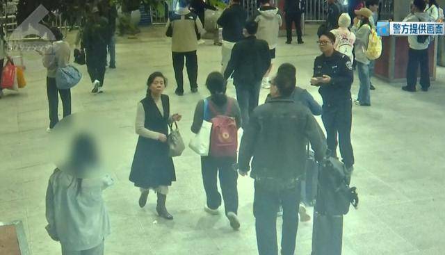 皇冠信用开户_紧急！正要出站皇冠信用开户，两名14岁少女在昆明火车站被民警拦截…