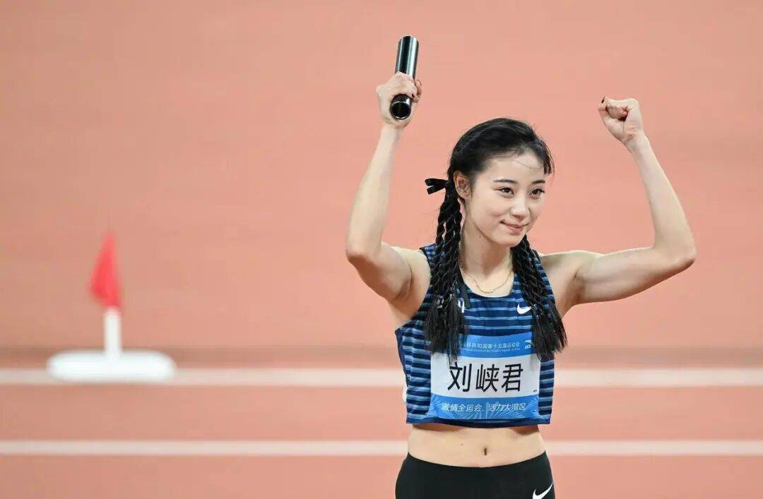 如何申请皇冠信用網会员_“夺冠能偷偷亲你一下不？”十五运会上如何申请皇冠信用網会员，这对田径CP的赛场之吻甜上热搜！