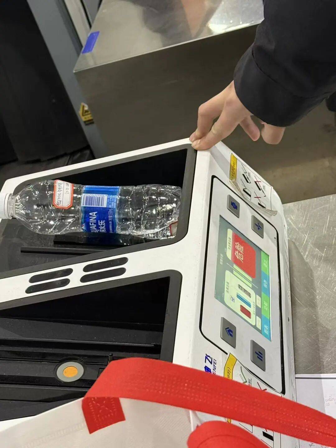 皇冠体育App下载_情侣入住南京一酒店皇冠体育App下载，矿泉水瓶底有针孔状小孔且漏水，警方介入