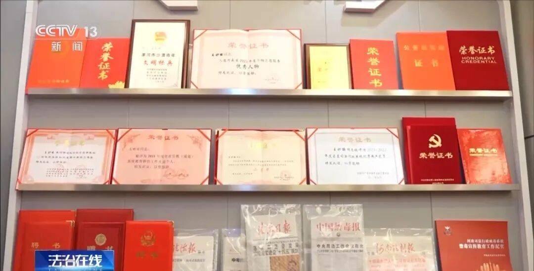 皇冠信用盘注册_女警徒手夺刀皇冠信用盘注册，脸上缝30多针：后怕但不后悔