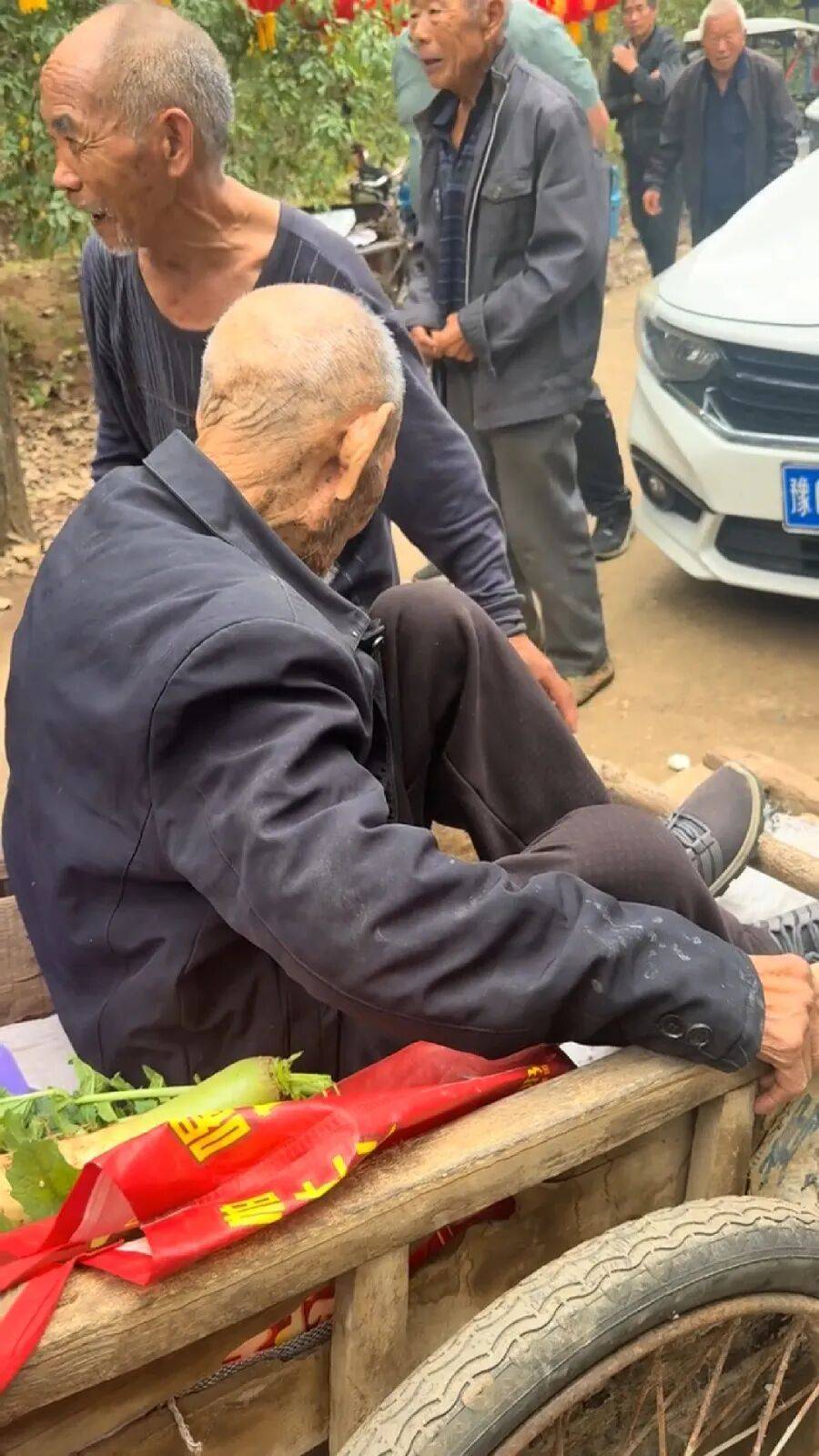 皇冠信用网代理申条件_河南洛阳72岁儿子用架子车拉92岁父亲皇冠信用网代理申条件，走十里路看豫剧感动网友，村干部：老人腿脚不便，儿子天天伺候