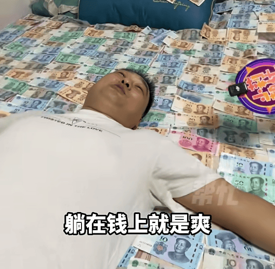 138信用盘出租 _男子为戒烟138信用盘出租 ，每天存下40元！9个月后烟钱摆满一床，给妻子买了折叠手机